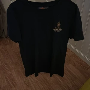 Svart t-shirt från Morris Stockholm - Svart t-shirt från Morris Stockholm passar perfekt till en fin sommarkväll pris kan diskuteras tveka ej på att fråga frågor 