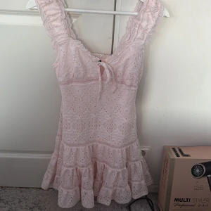 Ljusrosa spetsklänning från Gina Tricot - Supersöt ljusrosa kortklänning från Gina Tricot!!! Helt ny!!!