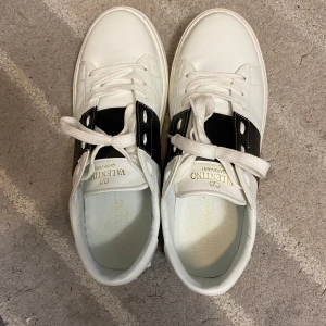 Valentino garvani opens svarta - Säljer nästan helt nya valentino garva k opens svarta för 1300kr. Dem har bara används två gånger av men tyvärr så snubblade jag och slet dem lite, så det är därför jag säljer dem för ett lågt pris Dem e skadade på på tån i högra foten.