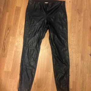 Skinnbyxor från Twist & Tango - Snygga svarta skinnbyxor från Twist & Tango  De har en tight passform, perfekta att styla med oversized tröjor eller kavaj. Skjukt snygga och aldrig använda! skriv privat om du vill ha fler bilder eller har några frågor :)