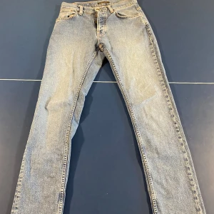  Nudie Jeans W31 L32 - Nudie jeans Grim Tim| storlek: W31 L32| pris: 529kr| Skick: 9,8/10| |Hör av dig vid minsta lilla fundering|