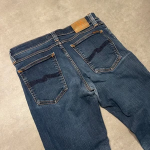 Nudie Jeans - Tjena! Säljer dessa sjukt snygga Nudie jeansen för ett grymt pris. Modellen heter  och är Slimfit passform. Storlek : 30/34 men passar mindre för de är förkortade nertill|| vid frågor / funderingar klicka ”kontakta” , allt gott! 