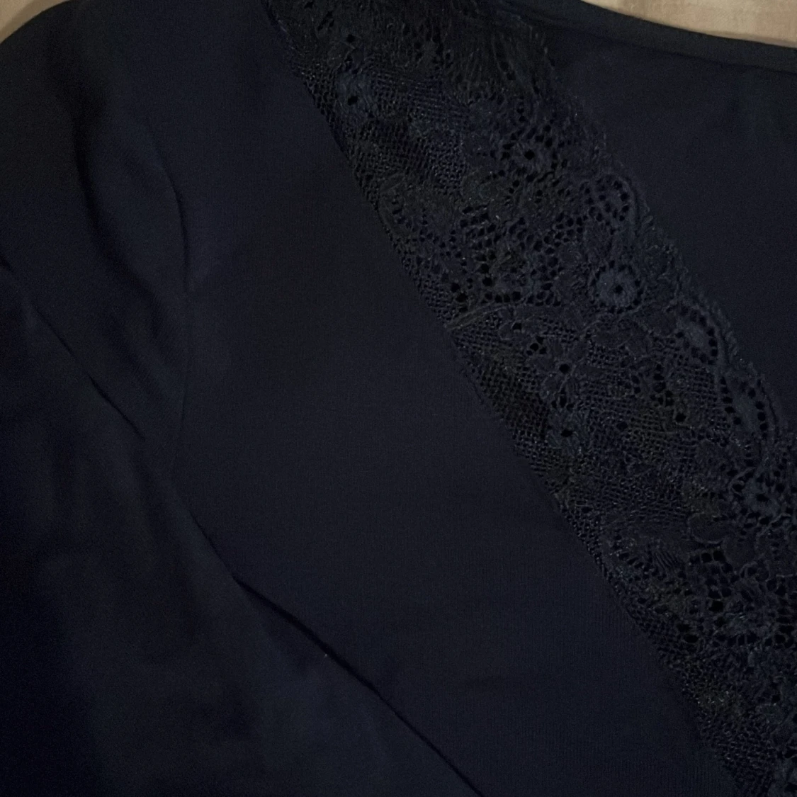 Mörkblå topp med spets från Gina Tricot - 1