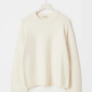 Vit stickad tröja  - Supermjuk och oversized vit stickad tröja från Gina . Tröjan har rund halsringning, breda ribbade muddar och lång ärm. Enkel att matcha med jeans eller kjol🥰🥰🥰