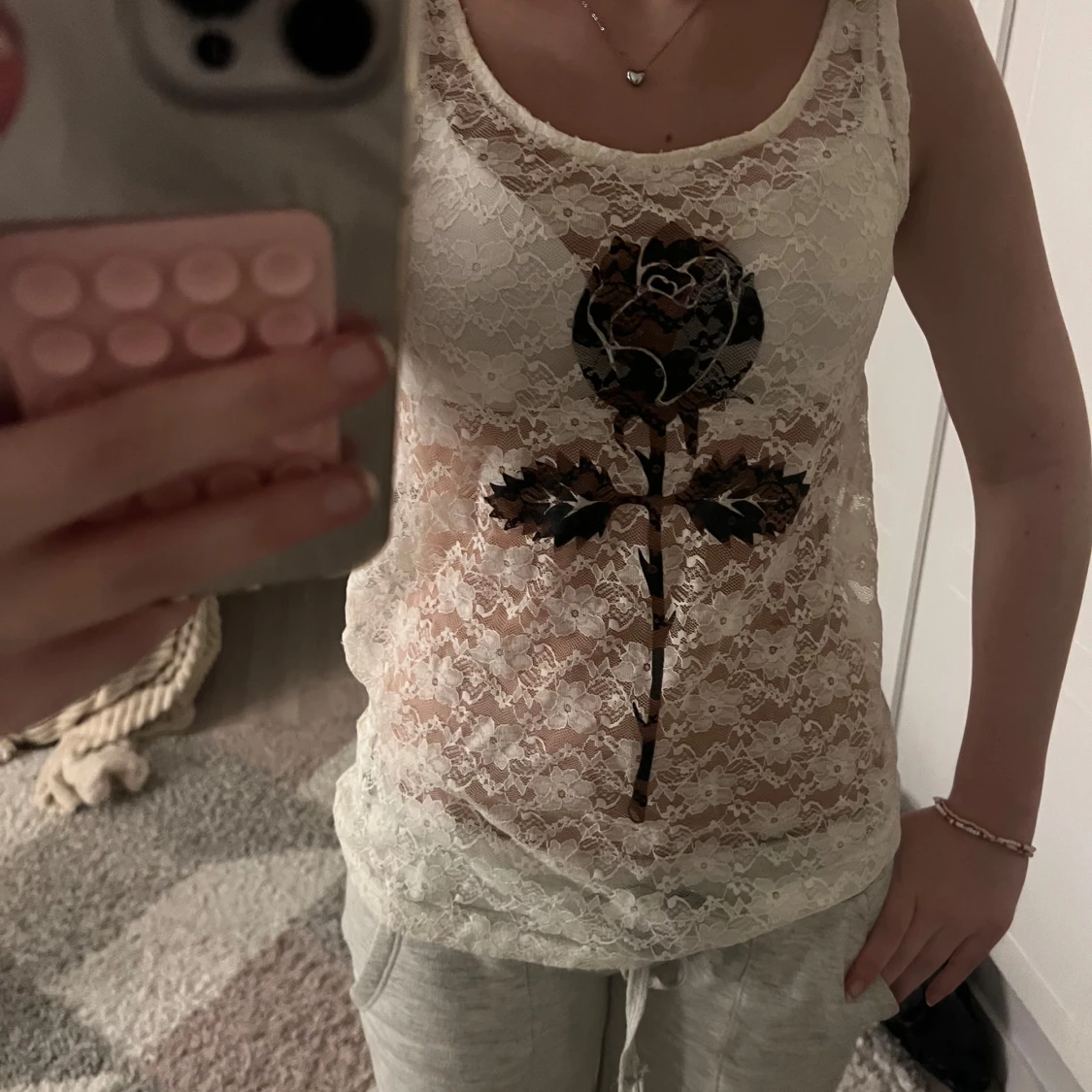 Vit spetslinne med svart ros