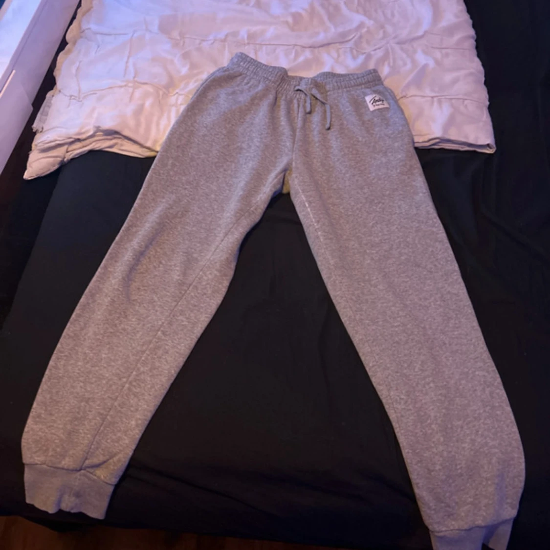 Grå mjukisbyxor från Andy by Frank Dandy