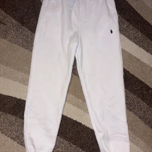 Ralph Lauren - Vita Mjukisbyxor  - Säljer nu mina vita Ralph Lauren mjukisbyxor helt ny med prislappen. Den är Storlek XXL men den är liten i storlek så skulle säga XL. Vid frågor skriv bara. OBS! detta är sista priset och inget lägre.