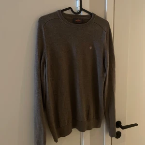 Brun merinoullströja från Morris - Säljer en stilren brun tröja från Morris i 100% merinoull. Klassisk rund halsringning, diskret logga broderad på bröstet och långa ärmar. Perfekt för dig som gillar en enkel men snygg look.  Materialet är 100% merinoull vilket är ett väldigt exklusivt och bekvämt material. Storlek M sitter som S/M. Nyskick Endast provad, och finns inga tecken på användning. Ny pris 1599:- mitt pris endast 529:-