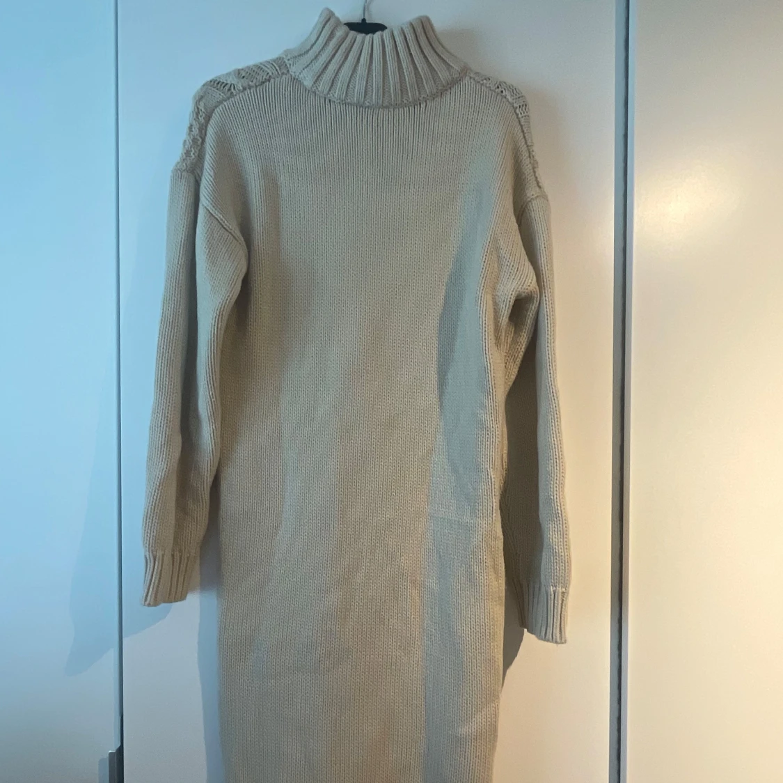 Stickad långklänning i beige - 2