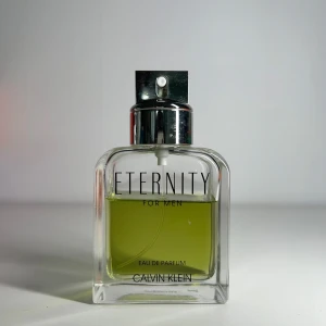 CK Eternity for men  - En perfekt parfym för sommaren med noter av äpple och lavender som gör denna perfym ett perfekt val för dig som vill dofta fräscht. Utan box
