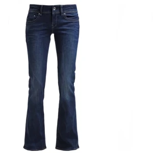 G-Star RAW bootcut jeans blå - Säljer mina favorit jeans pga de har blivit för korta. Orginalpris 1345kr Snygga blå bootcut jeans från G-Star RAW med klassisk femficksdesign och ljusa slitningar. Jeansen har medelhög midja, raka ben som går ut i bootcut och detaljerade bakfickor med G-Star-logga. Perfekta för en avslappnad och trendig look.