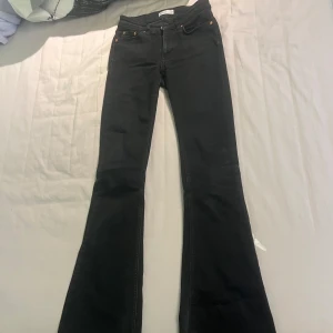 Svarta bootcut jeans  - Färgen har försvunnit lite på baksidan annars fina 