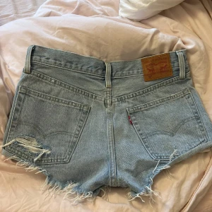 snygga Levi’s jeansshorts - Snygga jeans shorts från Levi’s köpta på plick men aldrig kommit till användning🤍