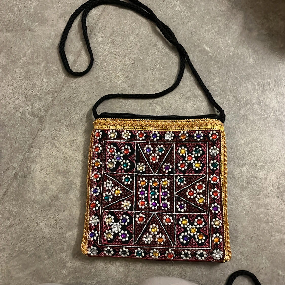 Broderad svart axelväska med pärlor