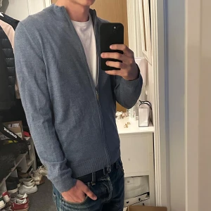 Blå kofta med dragkedja Stenströms - Snygg blå kofta från Stenströms i mjuk stickad kvalitet. Modellen har hel dragkedja framtill, ribbade muddar och krage. Perfekt till jeans och t-shirt för en chill men stilren look.