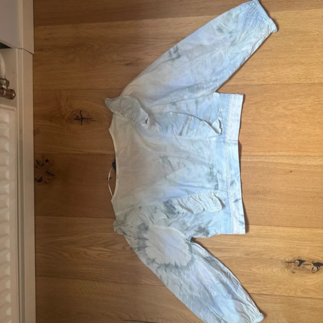 Ljusblå blus med volang och knappar - 1