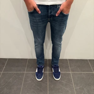 Dondup Jeans  - Dondup Jeans! Trendigaste jeansen på marknaden. 29 i midja och 30 längd  Skick= 9,5/10 Ny pris= 4000 kr Säljs för= 799 kr
