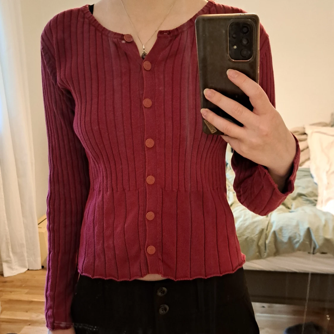 Vinröd ribbad kofta från Indiska