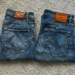 Blåa Jack & Jones jeans - Säljer klassiska blå jeans från Jack & Jones. Modell Comfort/Mike stl 28/30 och ett par slim straight stl 27/30. Säljes för 175:-/st