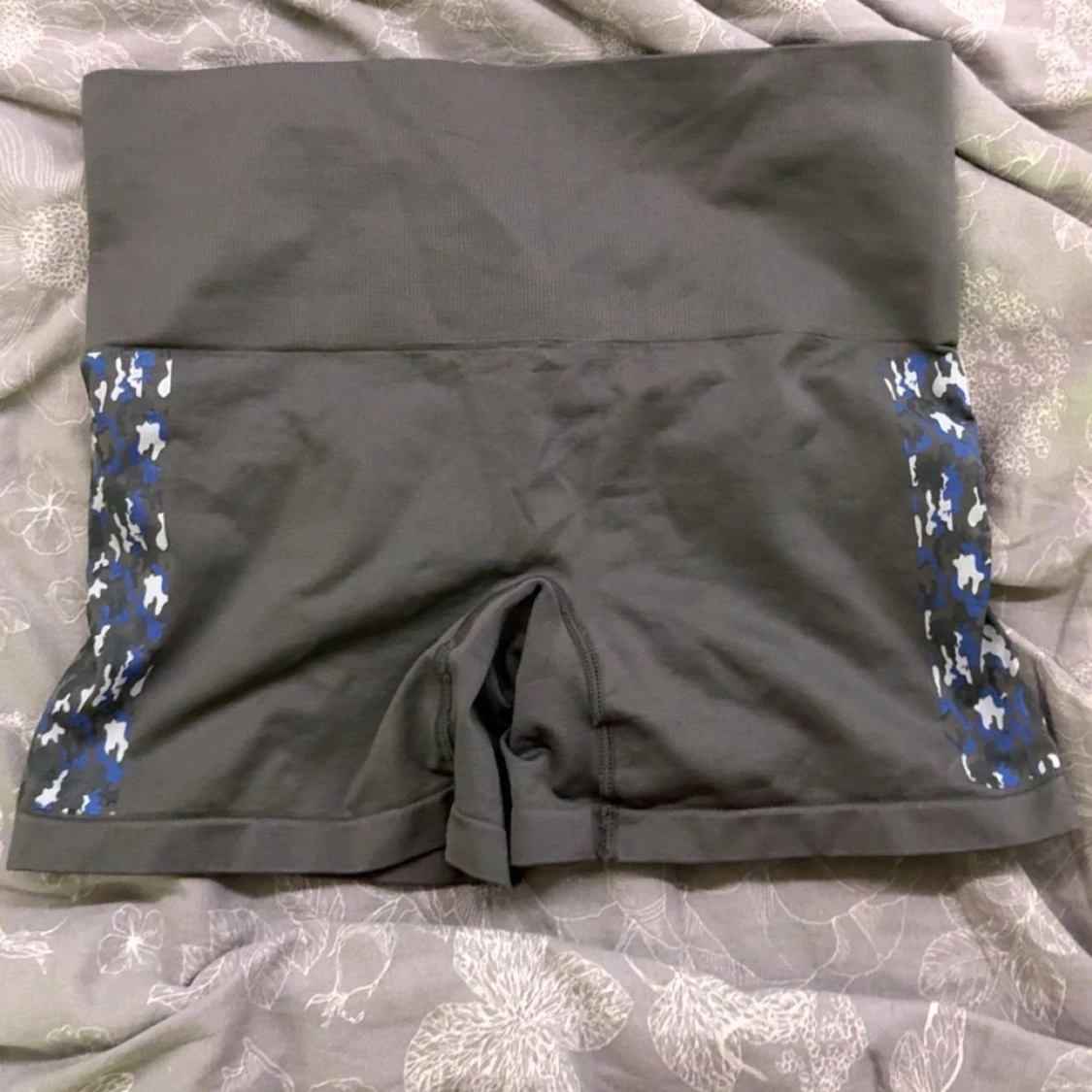 Grå träningstights-shorts från Crivit - 1