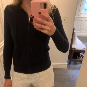 Zip hoodie från Softgoat - En supersnygg zip hoodie från Softgoat i marinblå! Den är i strl xs, och den har tyvärr blivit för liten på mig! Den är i bra skick. Nypris: 2695 kr💓💓