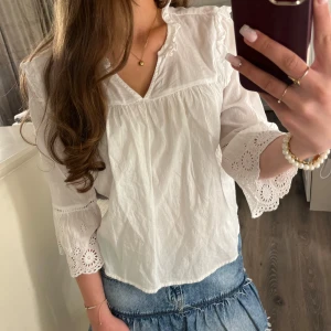Vit blus från Gina Tricot - Superfin vit blus från Gina Young i mycket bra skick! Storlek 158/164 men sitter som en xs. 
