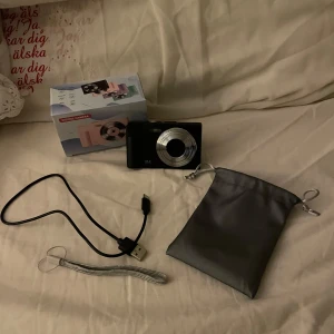 Digitalkamera - Säljer denna då jag fått en ny, allting ingår! Skriv frågor vid intresse (sista bilden är tagen med kameran) 💝 pris kan diskuteras!