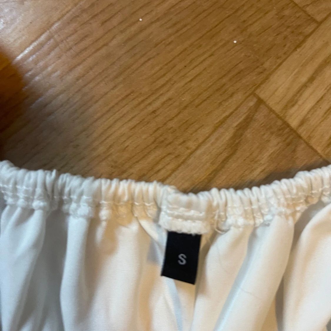 Vit kortklänning med puffärmar - 1