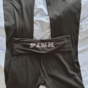 VS yoga pants - aldrig använda. jag är 176 och midjemåttet är 37 & innerbenslängden 82cm. ok att köpa direkt 🤍