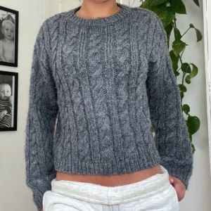 Grå stickad tröja  - Mysig grå stickad tröja med fint mönster, säljer för att den inte kommer till användning. Från Zara barn i storlek 152 men sitter bra på mig som vanligtvis har xs. Använd 1 -2 gånger. Hör av er vid frågor!
