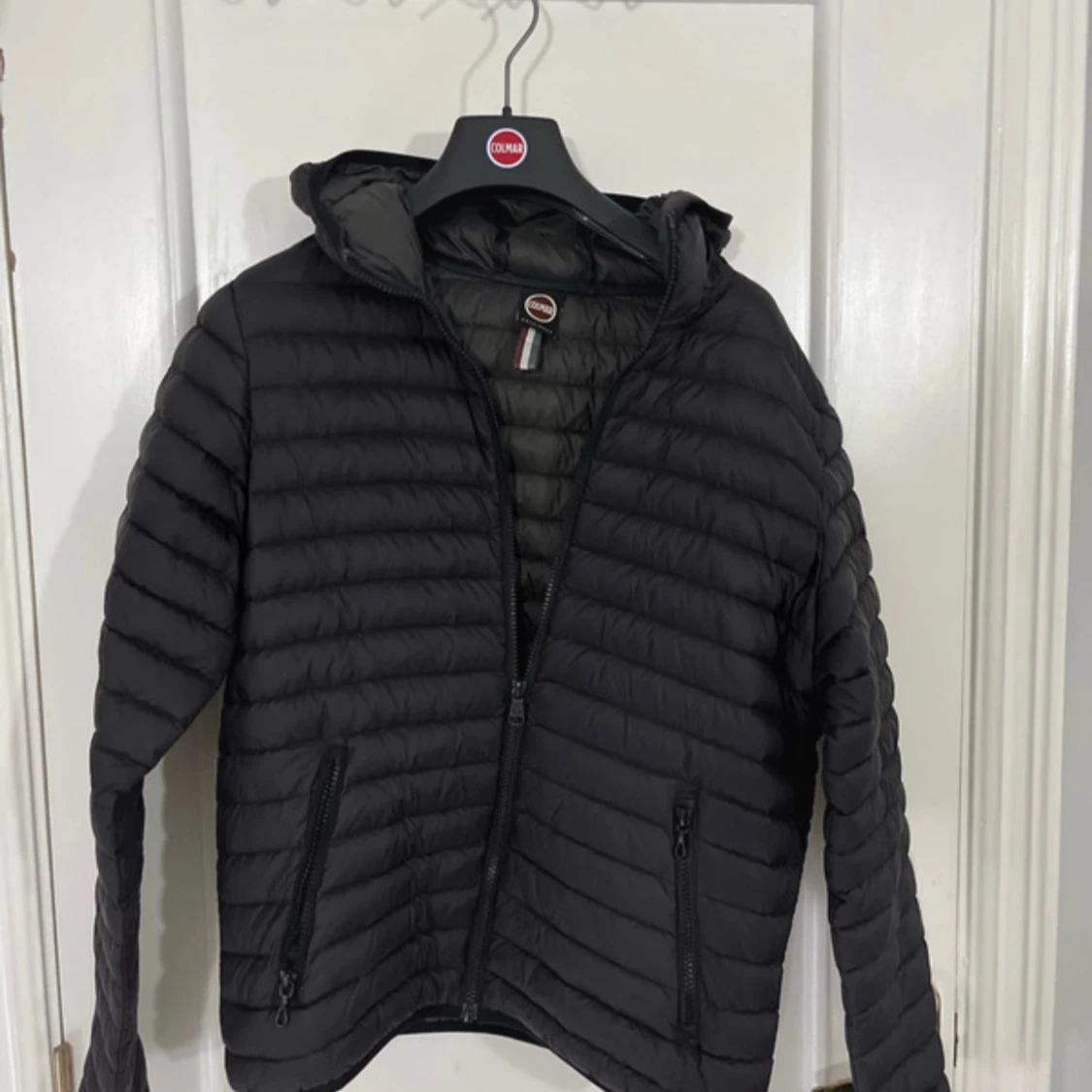 Svart dunjacka från Colmar