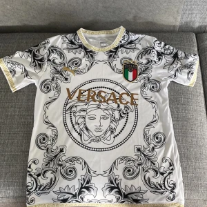 Italien fotbollströja - Jag säljer min 0 änvända tröja som är helt ny. Tröjan är super fin och är i väldigt nytt skick om intresse kontakta:0707519633