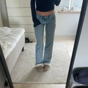 Weekday Arrow Low Straight Jeans  - Säljer dessa jeans från Weekday💞modellen är Arrow Low Straight Jeans. Jeansen är använda ett få tal gånger och har därför inga defekter🙌🏼 w 25, L 32