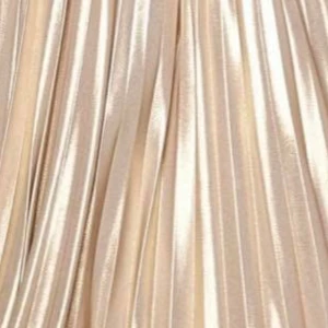 Champagnefärgad långklänning passar storlek S)M)L , skön klänning med djup v-ringning - Säljer en maxilång, plisserad klänning i skimrande champagnefärg. Klänningen har djup v-ringning, bred markerad midja och är ärmlös med halterneck. Tyget är glansigt och ger en lyxig känsla, perfekt för bal eller fest, bröllop 