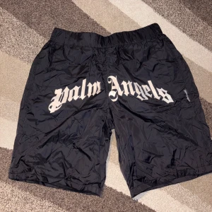 Palm Angels - Svarta Badbyxor - Säljer mina Palm Angels badbyxor som jag köpte men fick ett annat par i present som jag gillade bättre. 