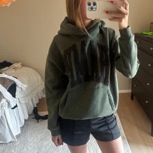 Grön hoodie  - As cool hoodie från hm!!