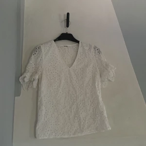 Vit blus med spets och volangärm - Super fin sommartröja! Vit blus! Aldrig använd bara testad, storlek xs (150kr)