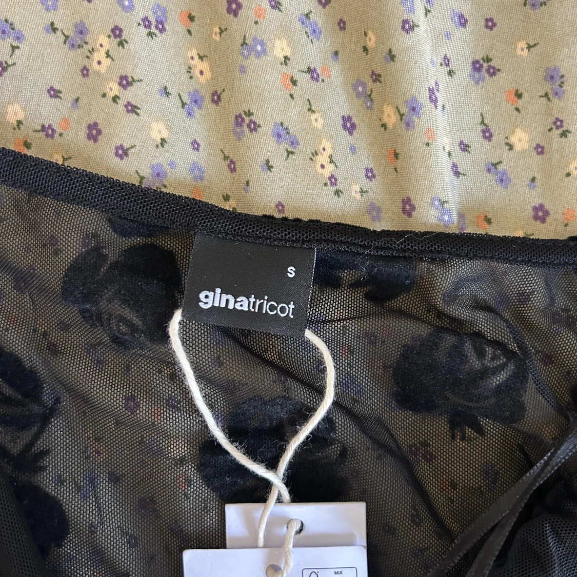 Svart blommig meshblus  - 1