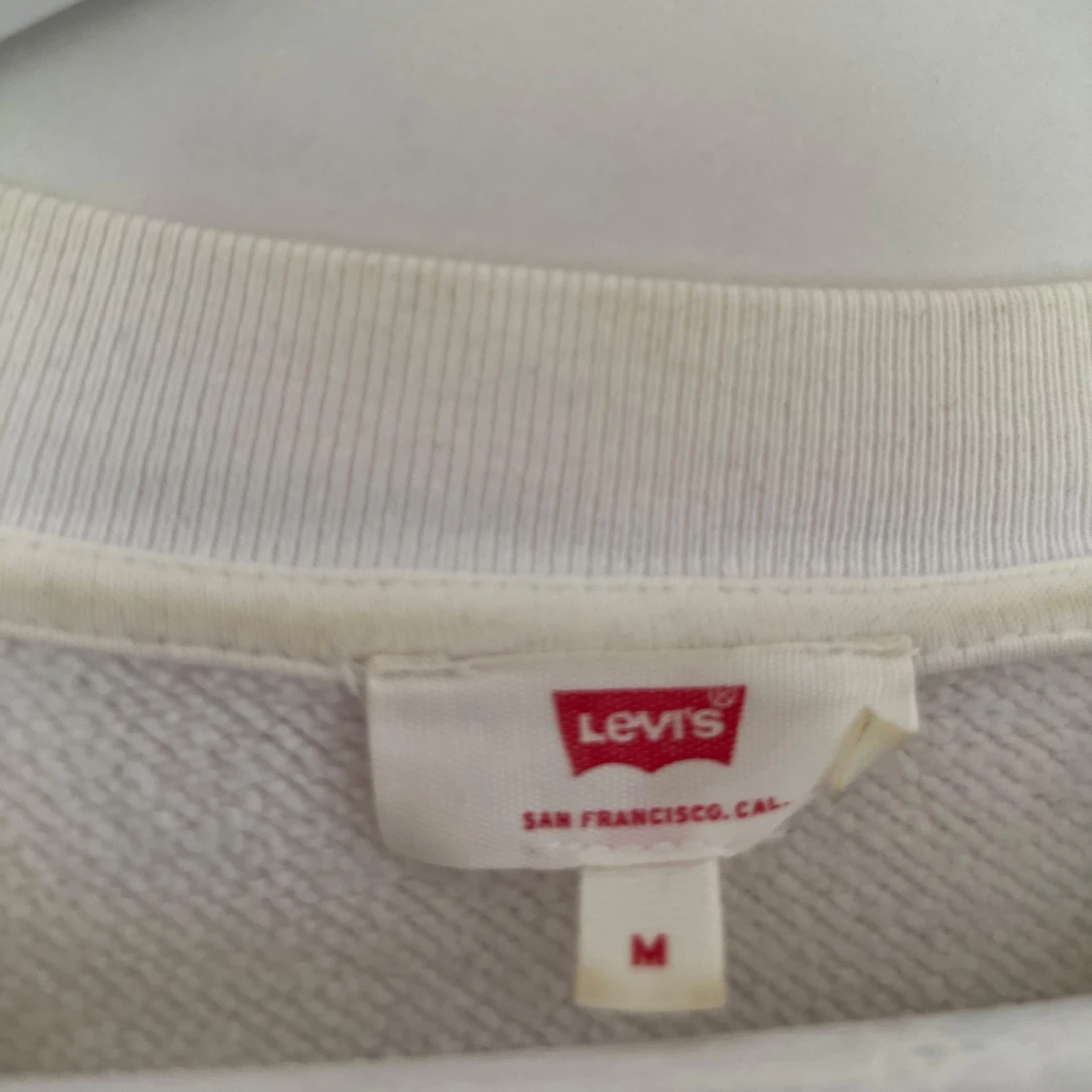 Vit sweatshirt från Levi's, croppad - 2