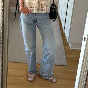 Ljusblåa raka jeans med loose fit - Säljer ett par ljusblå jeans med rak passform och loose fit. Passar mig i längden perfekt som är 173 cm! Kom gärna med prisförslag 🩵