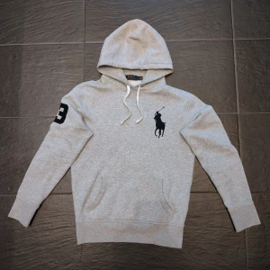 Ralph Lauren big pony hoodie  - Säljer nu denna mycket eftertraktade Ralph Lauren big pony hoodien. Perfekt skick och knappt använd. Skriv vid minsta fundering!