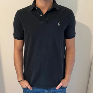 Svart Ralph Lauren Pike - Snygg svart Ralph Lauren pike i ett mycket bra skick! // Storlek: Small, jag på bilden är 177cm