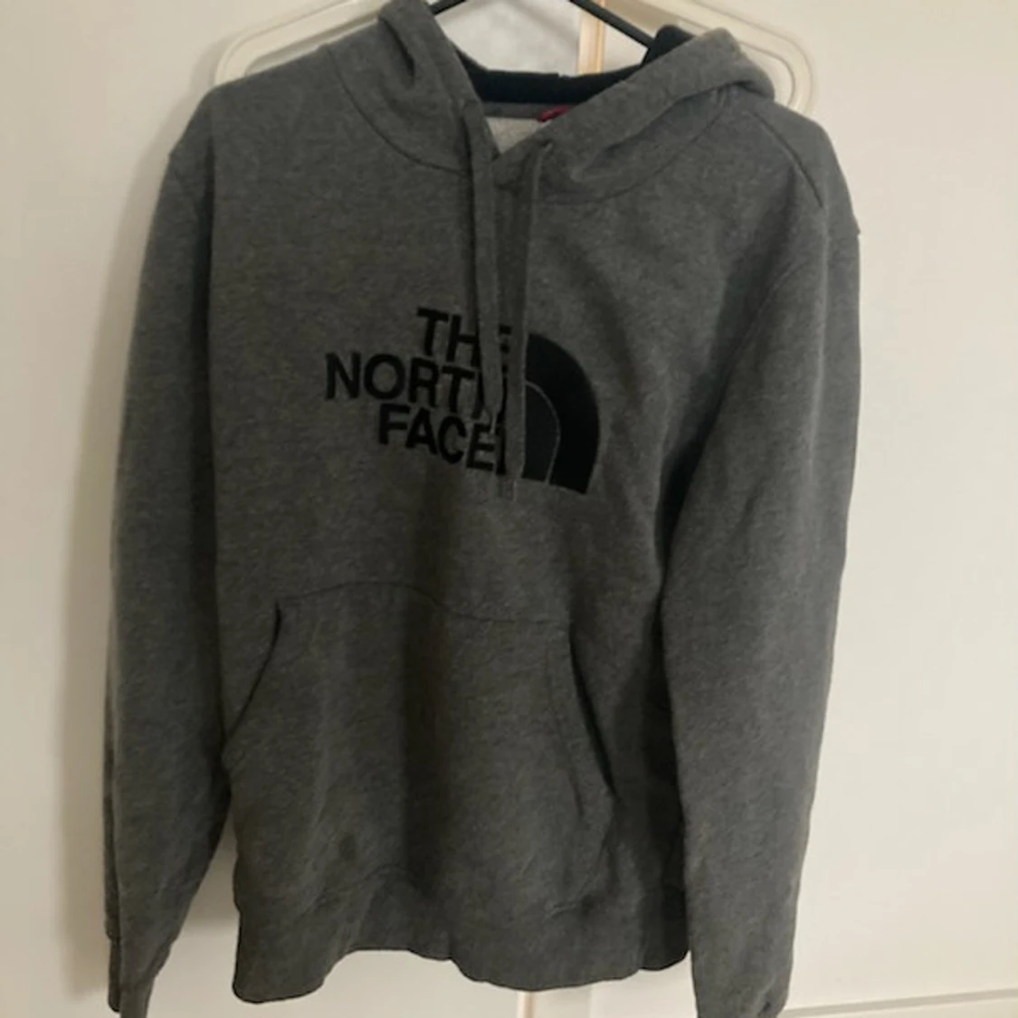 Grå hoodie från The North Face M