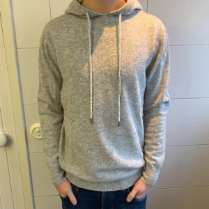 Merinoull Hoodie - En riktigt snygg merinoull hoodie i storlek M!⭐️Använd max 3 gånger, inga defekter! Hör av dig vid intresse eller minsta fundering!😊
