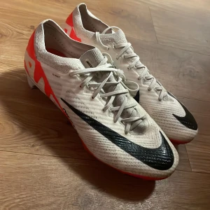 Nike vita fotbollsskor strl 42 -  Nike mercurial elites storlek 42 8/10 bra skick kan mötas inom stockholm använt dessa några gånger 3-4 gånger kan även bytas mot nåt annat