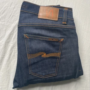 Nya Nudie jeans  - Säljer ett par Nudie jeans som jag bara använt några gånger.  Är i väldigt bra skick.  Modellen heter Lean Dean o sitter slim. Storlek 30/32