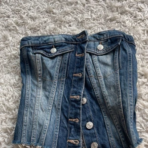 Jeanstopp från Zara XS - Jättefin jeanstopp från Zara i storlek XS. Den är oanvänd  och perfekt inför fest och för sommaren. 💓