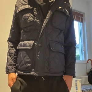 Quiltad mörkblå jacka från Zara Boys - Fet Fältjacka i storlek 128cm men passar mycket bättre till 145-150. Jag som är på bilden är 150 och sitter jävligt nice. 