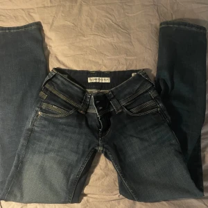 Pepe jeans - Snygga lågmidjade jeans från pepe. Modellen är straight. Jättebra skick och använda Max tre gånger💕