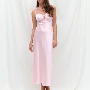 Ljusrosa satinklänning Gina Tricot - Supersöt ljusrosa långklänning från Gina Tricot i glansig satin. Endast använd 1 gång och nästan slutsåld i alla storlekar.